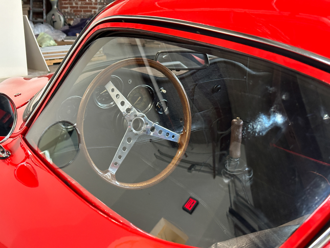 Innenfoto eines roten Luigi Colani Abarth-Alfa Romeo